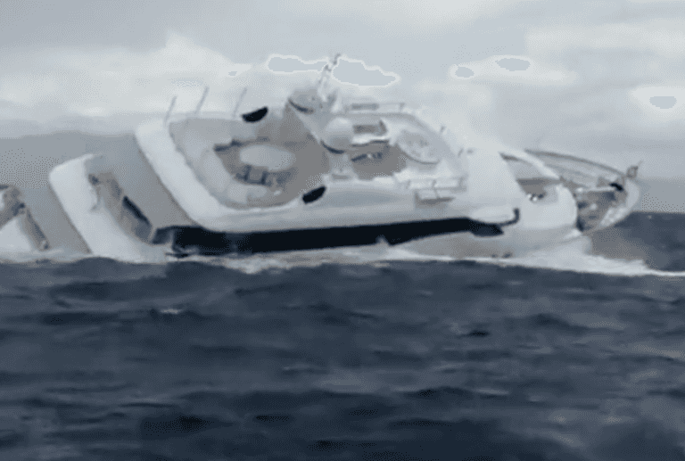 Massive 130ft superyacht sinks off the coast of Italy Massive 130ft superyacht sinks off the coast of Italy