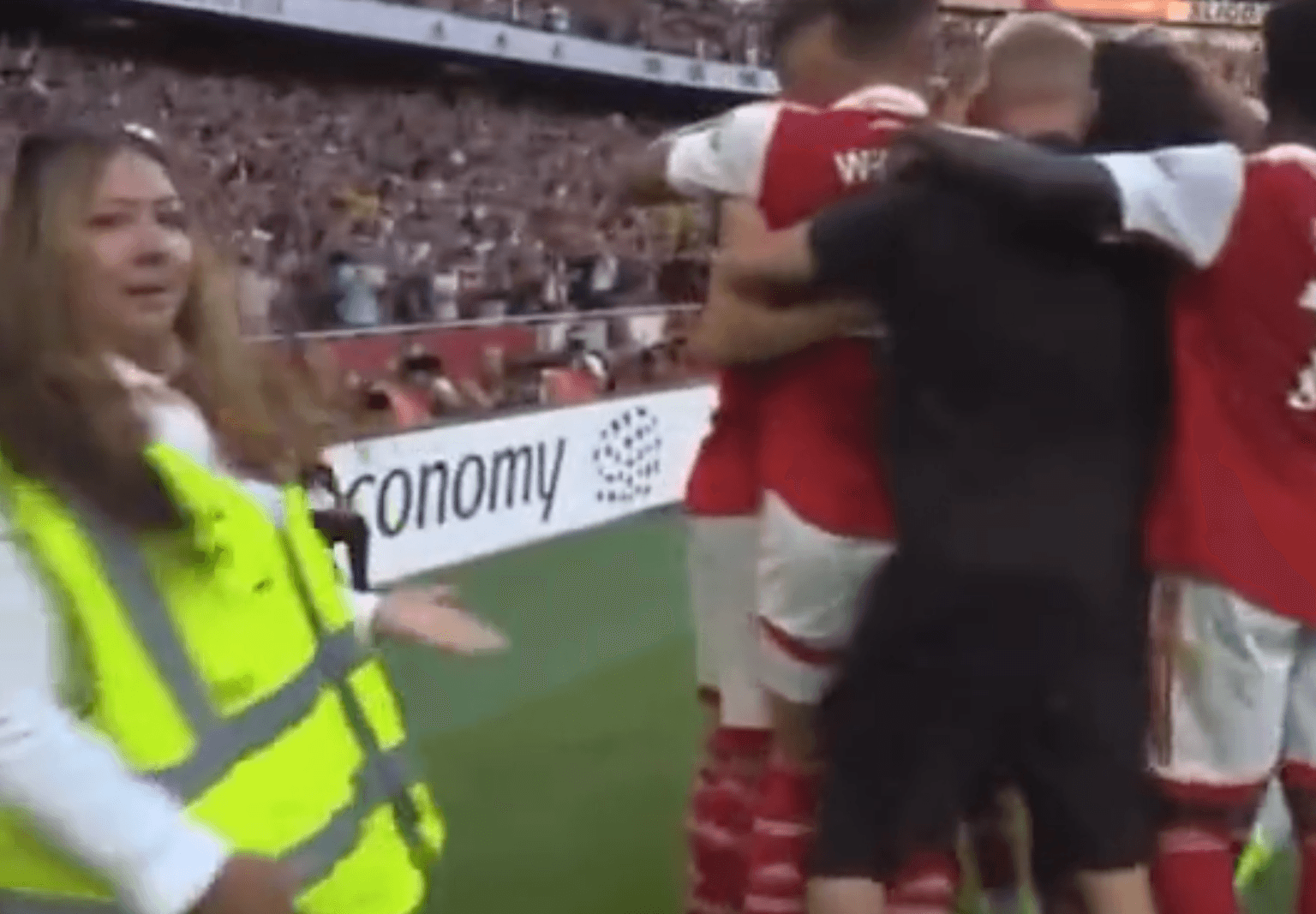 Steward thinks Oleksandr Zinchenko is pitch invader during Arsenal goal celebrations