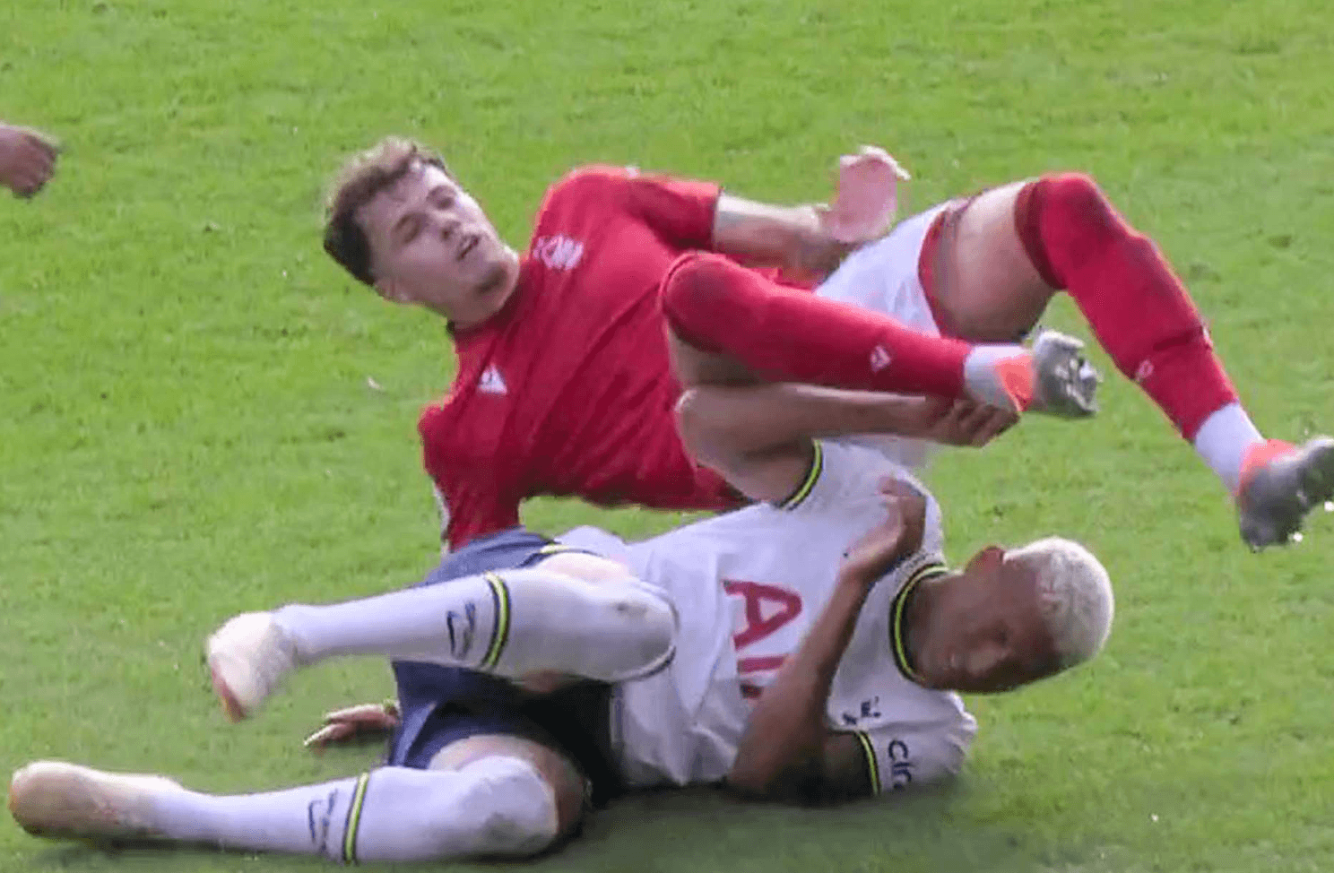 “What do you expect him to do?” – Jamie Carragher defends foul on showboating Richarlison