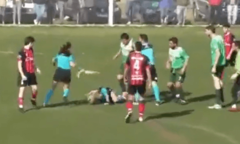 Female referee attacked by male player during amateur game in Argentina Female referee attacked by male player during amateur game in Argentina
