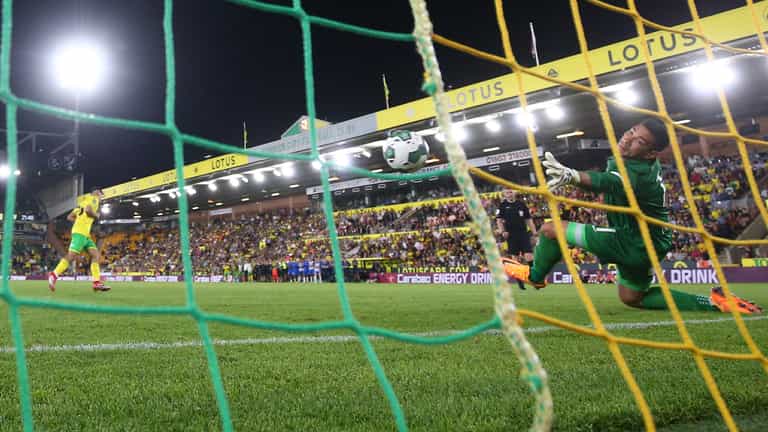 Marcelino Nunez scores outrageous panenka penalty, didn’t even watch it go in Marcelino Nunez scores outrageous panenka penalty, didn’t even watch it go in