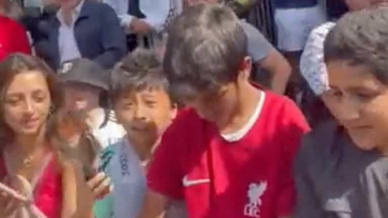 Rio Ferdinand refuses to sign Liverpool shirt after fan asks him at Craven Cottage Rio Ferdinand refuses to sign Liverpool shirt after fan asks him at Craven Cottage