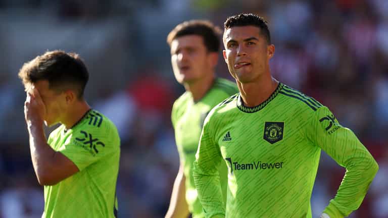 Cristiano Ronaldo ‘eats alone in canteen and questions Ten Hag’s high-press tactics’ Cristiano Ronaldo ‘eats alone in canteen and questions Ten Hag’s high-press tactics’