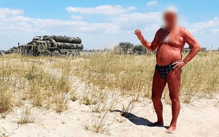 Russian tourist in swimming trunks accidentally gives away position of artillery to Ukraine