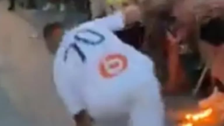 Alexis Sanchez almost injures himself during Marseille unveiling Alexis Sanchez almost injures himself during Marseille unveiling
