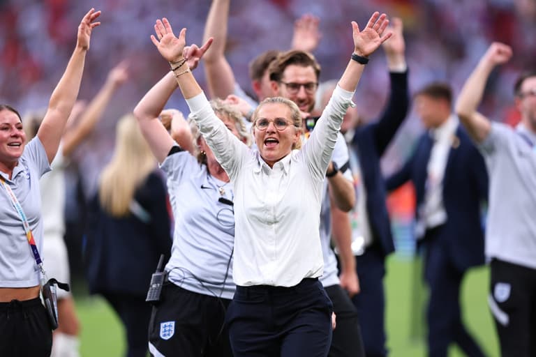 Sarina Wiegman explains why she kissed bracelet during Euro 2022 Final Sarina Wiegman explains why she kissed bracelet during Euro 2022 Final