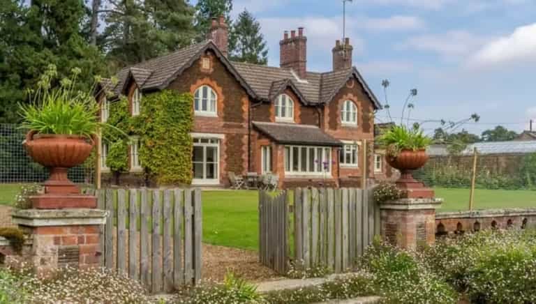 Queen lists one of her properties on Airbnb Queen lists one of her properties on Airbnb