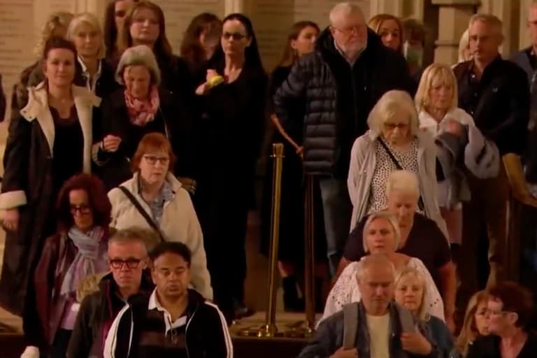 Susanna Reid queued for hours to see the Queen with her mum by her side Susanna Reid queued for hours to see the Queen with her mum by her side