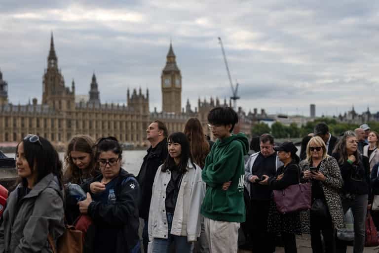 There’s now a queue for the queue to see Queen’s coffin There’s now a queue for the queue to see Queen’s coffin