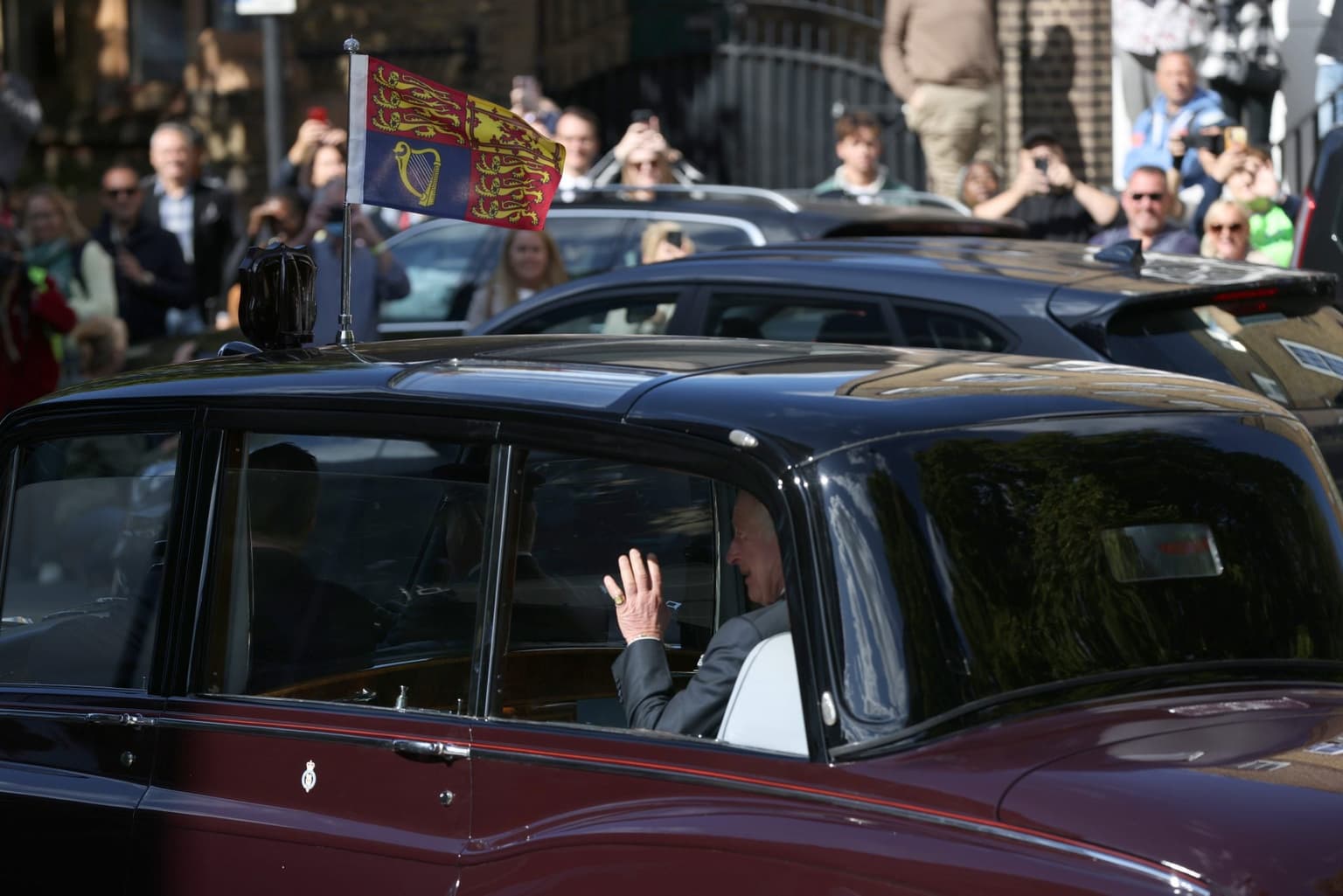 Police expertly tackle rollerblader as he narrowly misses King’s motorcade