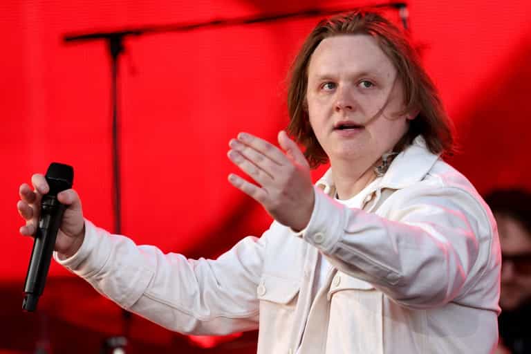 Lewis Capaldi forced to say sorry to Lorraine after offering her ‘seven inches of me’ Lewis Capaldi forced to say sorry to Lorraine after offering her ‘seven inches of me’