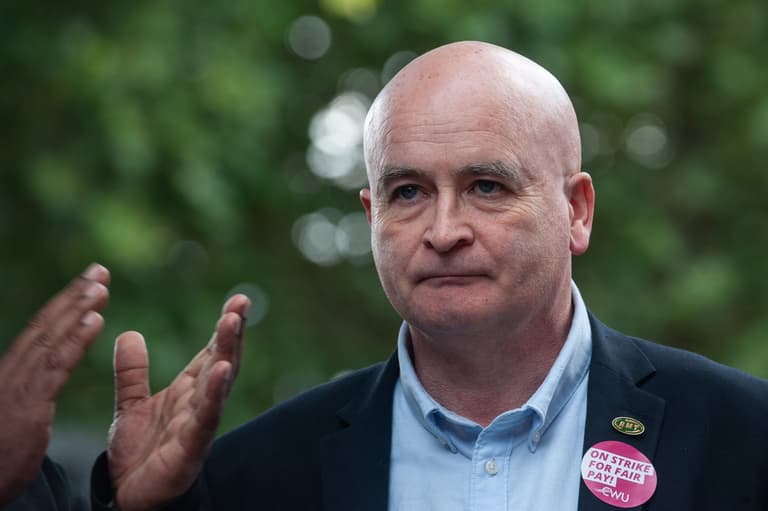 Mick Lynch calls off rail strikes out of respect for the Queen Mick Lynch calls off rail strikes out of respect for the Queen