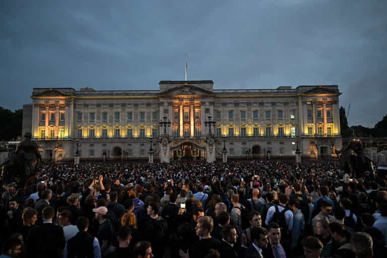 Incredible: Black cabs line The Mall in moving tribute to the Queen Incredible: Black cabs line The Mall in moving tribute to the Queen