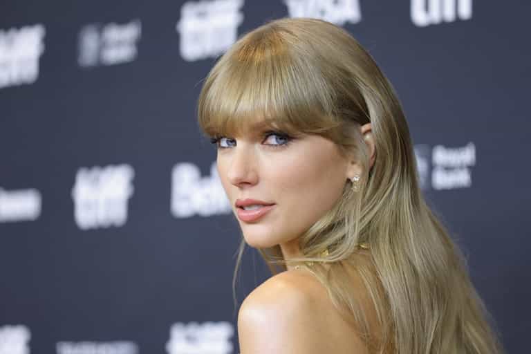 People think Taylor Swift just confirmed metaphor in her song means she lost virginity to Jake Gyllenhaal People think Taylor Swift just confirmed metaphor in her song means she lost virginity to Jake Gyllenhaal