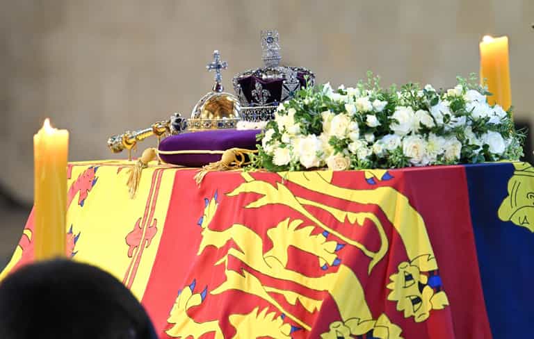 Man charged after mourner grabbed the Queen’s coffin Man charged after mourner grabbed the Queen’s coffin