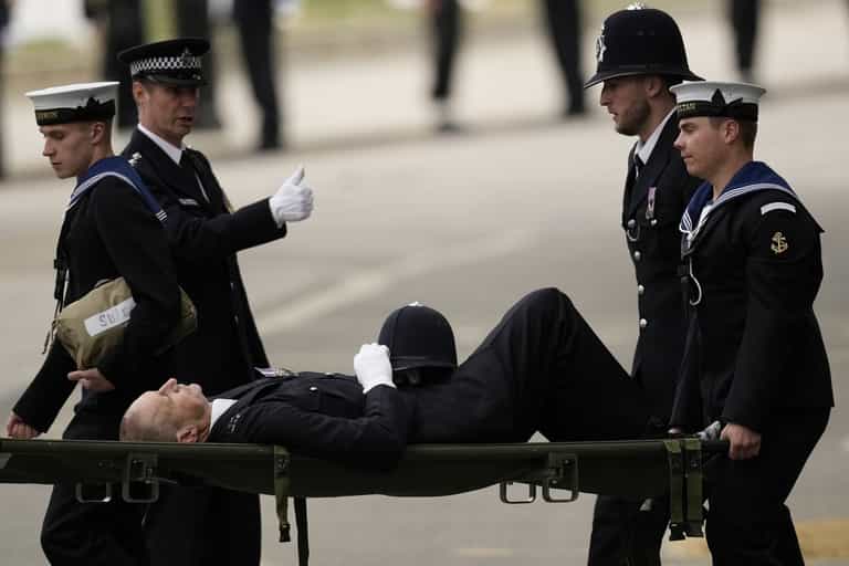 Police officer collapses and carried away on stretcher during Queen’s funeral Police officer collapses and carried away on stretcher during Queen’s funeral
