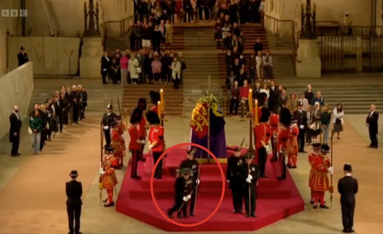 Queen’s guard collapses and falls from coffin podium Queen’s guard collapses and falls from coffin podium
