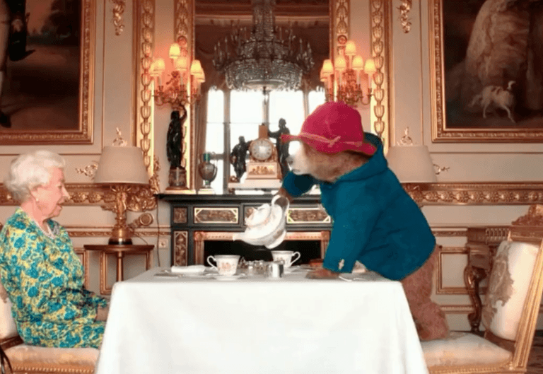 Paddington Bear’s touching tribute to Queen has mourners in tears Paddington Bear’s touching tribute to Queen has mourners in tears
