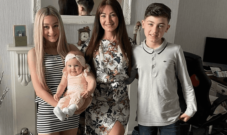 Mum constantly gets mistaken for 15-year-old daughter’s twin and once got asked for ID to buy hamster Mum constantly gets mistaken for 15-year-old daughter’s twin and once got asked for ID to buy hamster