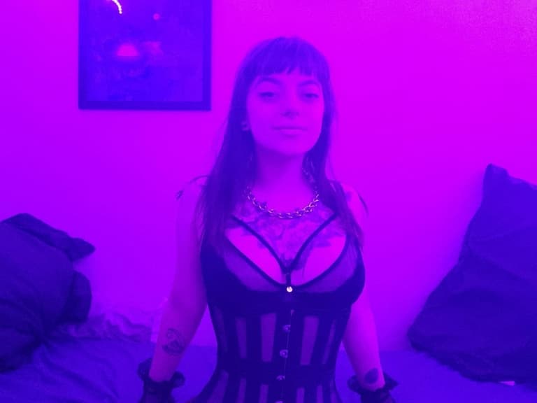 OnlyFans model makes £1,000 in first week to fund her dream of becoming a rally driver OnlyFans model makes £1,000 in first week to fund her dream of becoming a rally driver