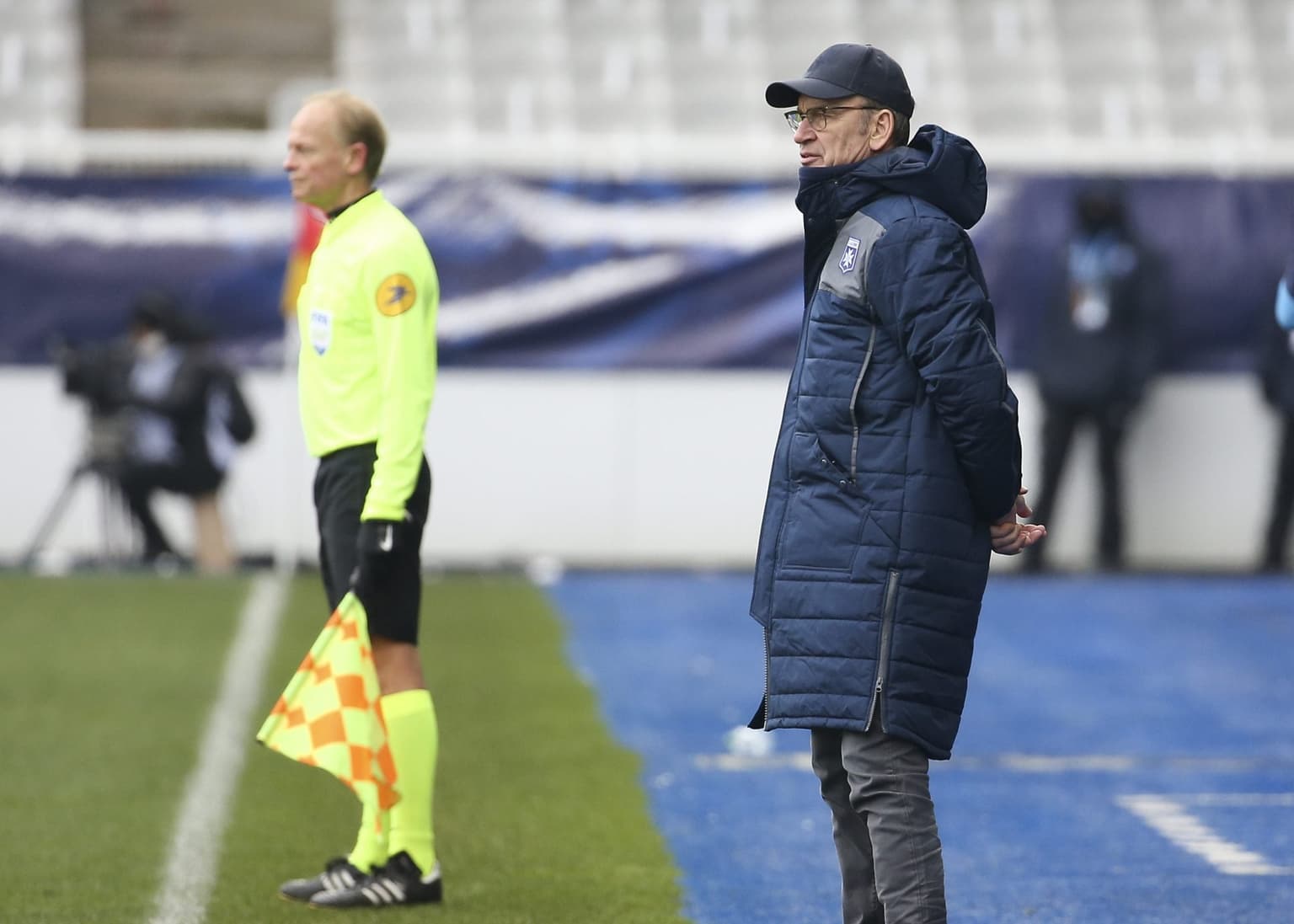 Auxerre set to sack manager after sticking up middle finger to opposition fans