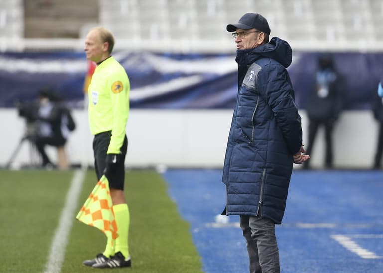 Auxerre set to sack manager after sticking up middle finger to opposition fans Auxerre set to sack manager after sticking up middle finger to opposition fans