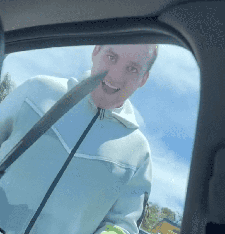 Terrifying moment grinning ‘carjacker’ with machete bangs on car window and demands to be let in Terrifying moment grinning ‘carjacker’ with machete bangs on car window and demands to be let in