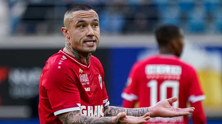 Radja Nainggolan suspended by club after smoking on the bench Radja Nainggolan suspended by club after smoking on the bench