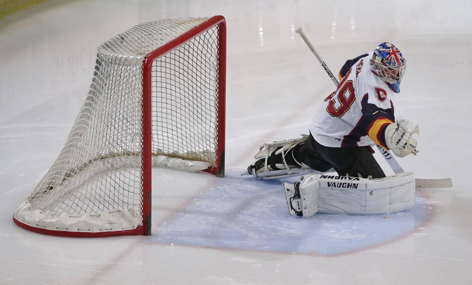 Petr Čech makes ice hockey debut for Essex club