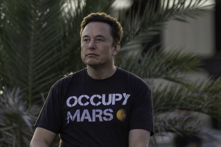 Elon Musk sleeps with two guns on his bedside table Elon Musk sleeps with two guns on his bedside table