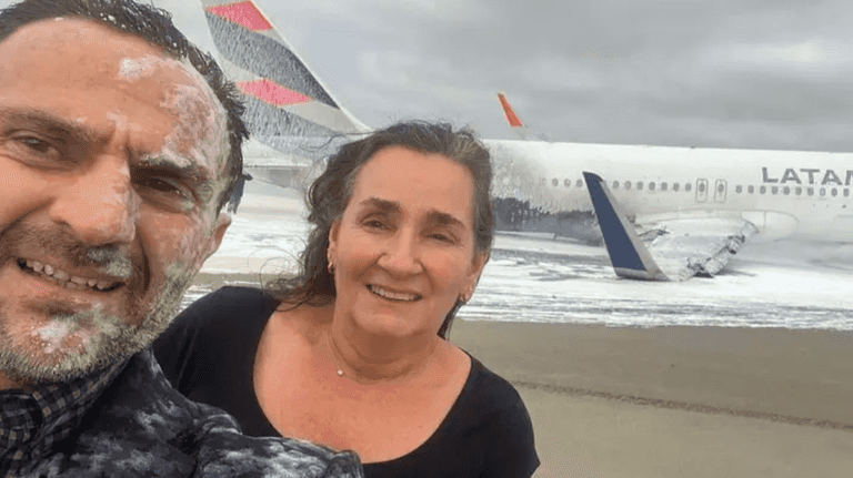 Couple take selfie after surviving disastrous plane crash Couple take selfie after surviving disastrous plane crash