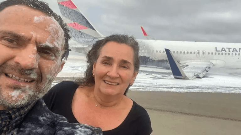 Couple take selfie after surviving disastrous plane crash Couple take selfie after surviving disastrous plane crash
