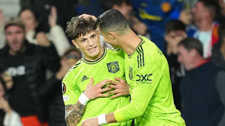 Alejandro Garnacho seen asking Cristiano Ronaldo’s permission to use celebration Alejandro Garnacho seen asking Cristiano Ronaldo’s permission to use celebration