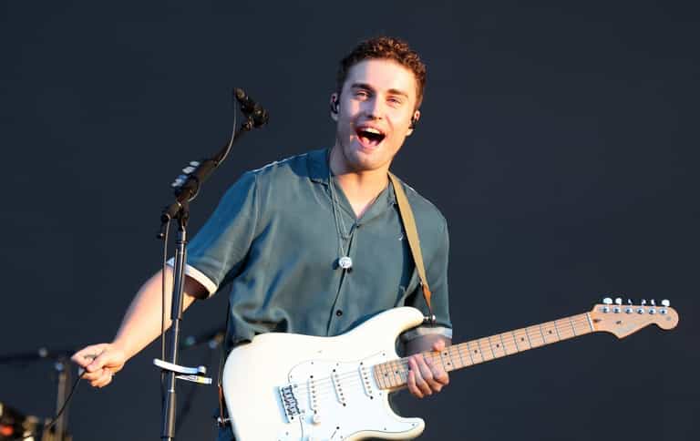 Sam Fender surprises locals by performing new song at open mic night Sam Fender surprises locals by performing new song at open mic night