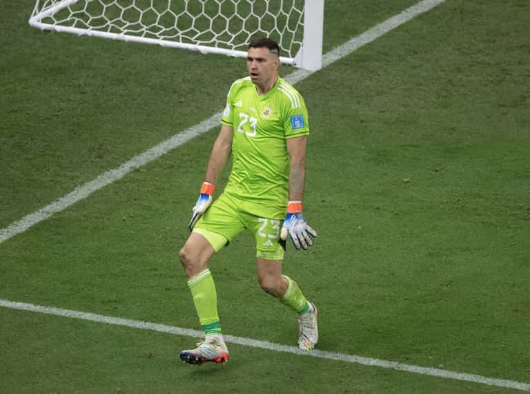 Emiliano Martínez spends £20,000 on guard dog to protect World Cup winners medal Emiliano Martínez spends £20,000 on guard dog to protect World Cup winners medal