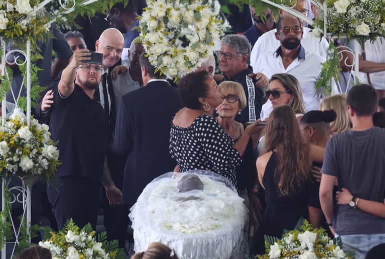 Gianni Infantino criticised for taking selfie in front of Pelé’s open casket Gianni Infantino criticised for taking selfie in front of Pelé’s open casket