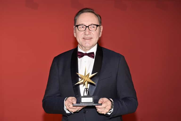 Kevin Spacey controversially accepts Lifetime Achievement Award Kevin Spacey controversially accepts Lifetime Achievement Award