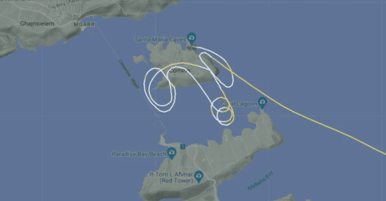 Helicopter pilot pulls off very cheeky flight pattern Helicopter pilot pulls off very cheeky flight pattern