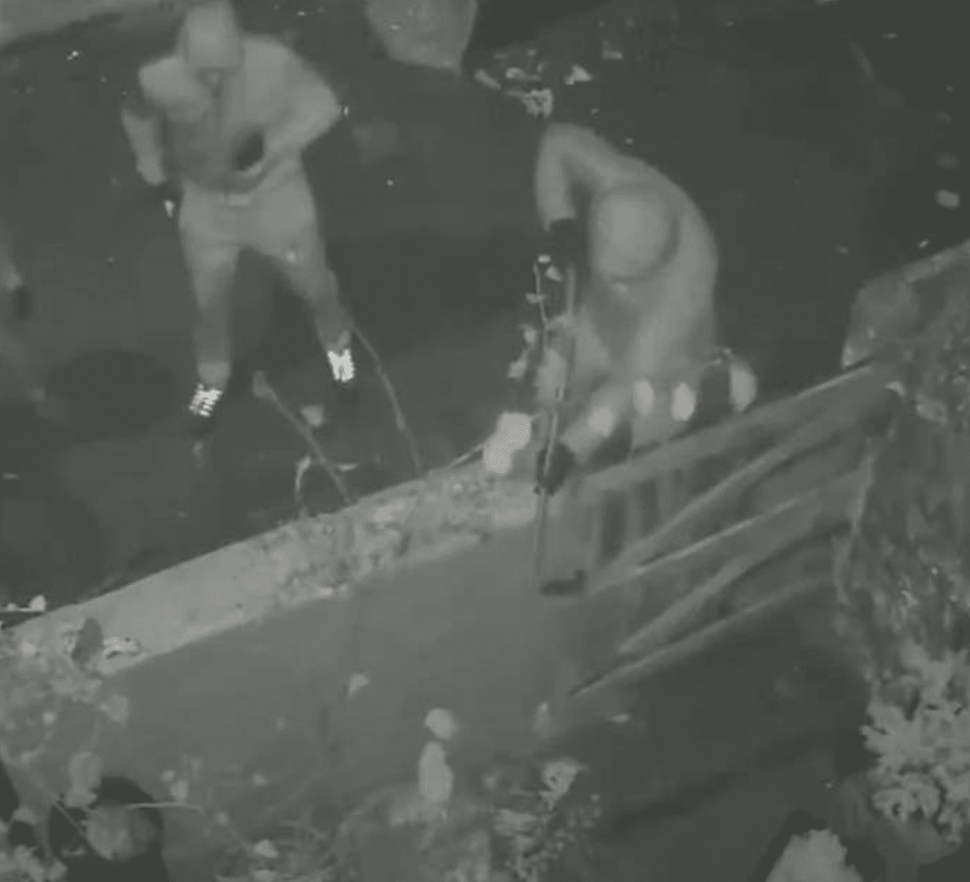 Shocking footage shows moment armed thugs corner victim in alleyway then shoot him in the face