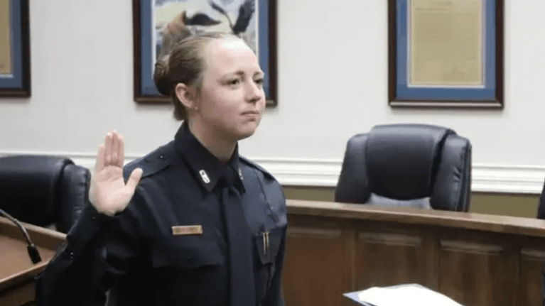 Police officer offered $10k to work at strip club after she slept with six co-workers Police officer offered $10k to work at strip club after she slept with six co-workers