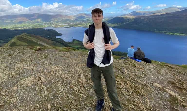 Teen got new kidney after his mum gave hers to a stranger whose family gave one back in return Teen got new kidney after his mum gave hers to a stranger whose family gave one back in return