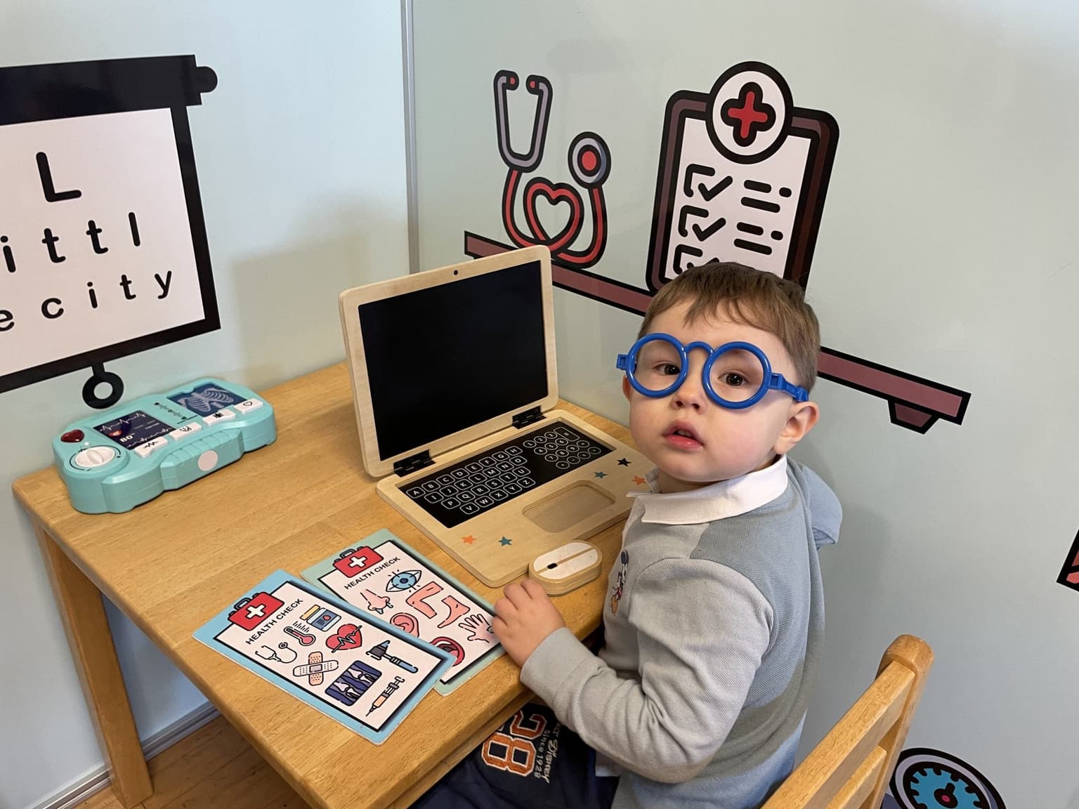 Child genius joins Mensa aged 3 after teaching himself to read and count in 7 languages