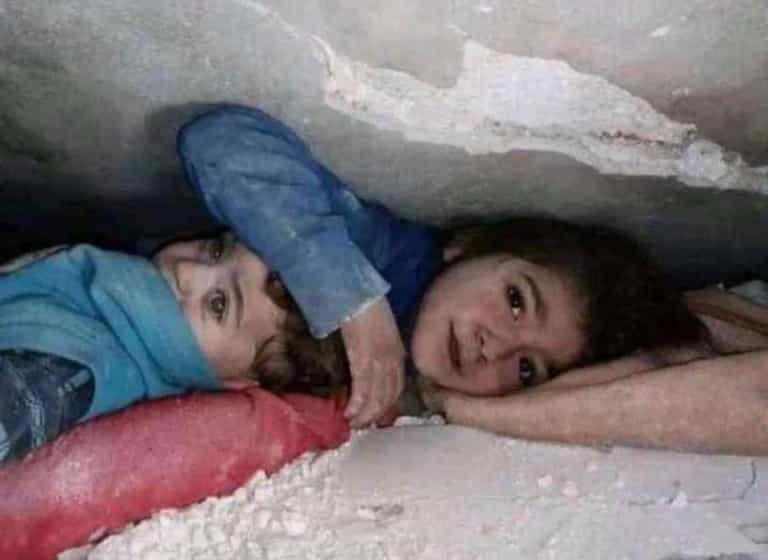 Little girl spends 17 hours protecting her baby brother’s head under earthquake rubble Little girl spends 17 hours protecting her baby brother’s head under earthquake rubble