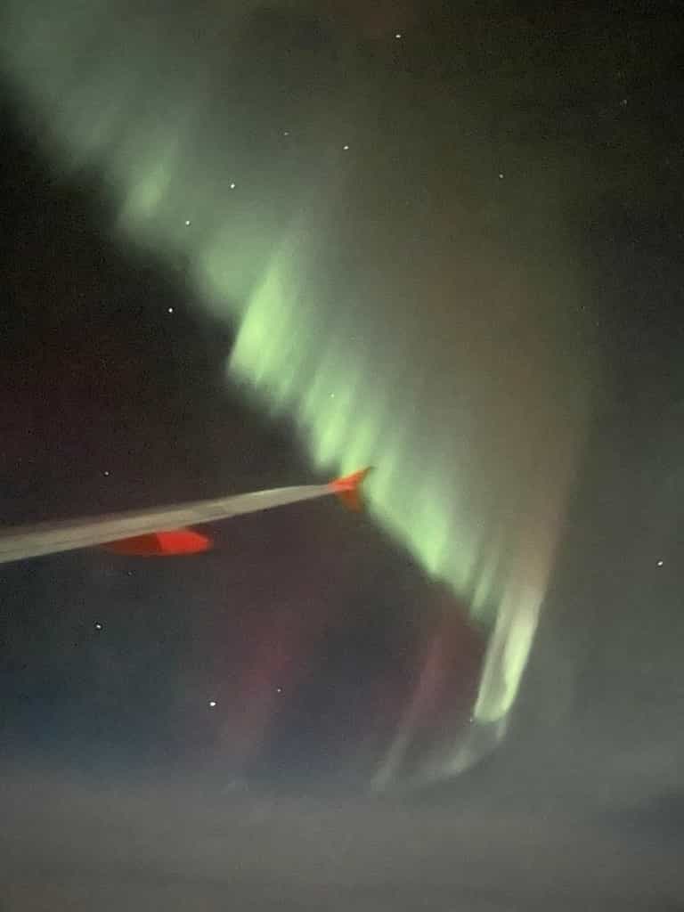 Easyjet pilot does 360 in mid-air so passengers can enjoy Northern Lights Easyjet pilot does 360 in mid-air so passengers can enjoy Northern Lights