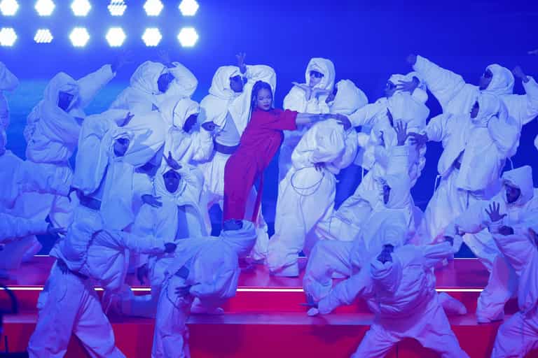 Fans praise Rihanna for not bringing out any guests during Super Bowl halftime show Fans praise Rihanna for not bringing out any guests during Super Bowl halftime show