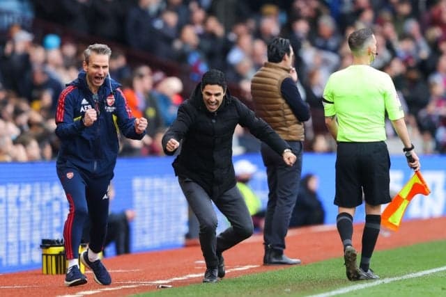 Mikel Arteta absolutely ruins referee with sarcastic sideline gesture Mikel Arteta absolutely ruins referee with sarcastic sideline gesture