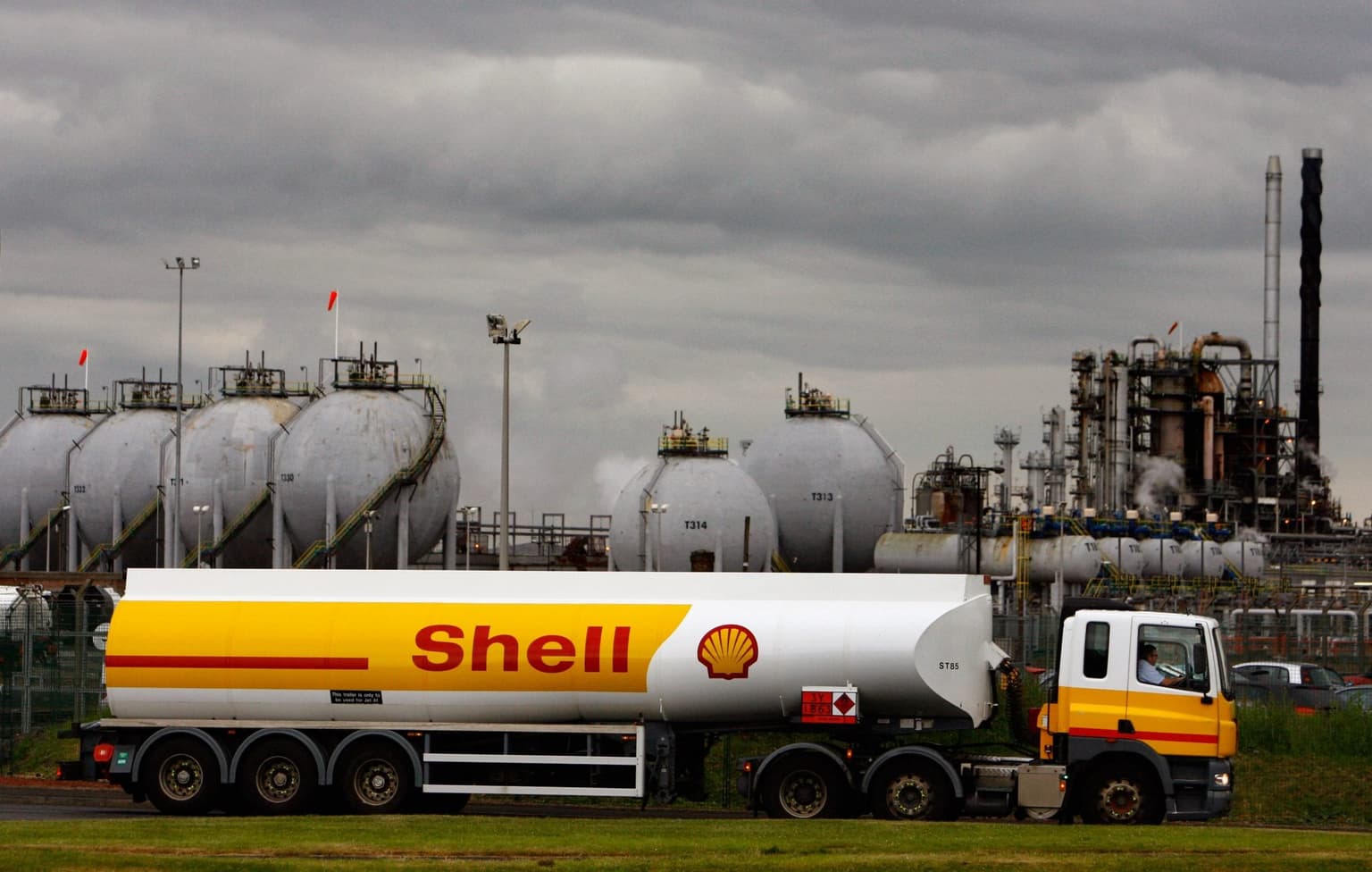 Shell announces all-time record annual profits of more than £32bn as energy bills soar