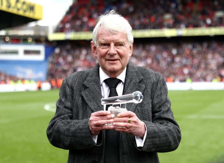 Football world pays tribute to legendary commentator John Motson Football world pays tribute to legendary commentator John Motson