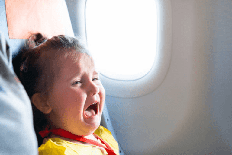 Woman makes little girl cry by asking her to move seats on plane – and no one thinks she is wrong Woman makes little girl cry by asking her to move seats on plane – and no one thinks she is wrong