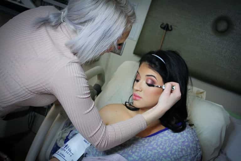 Mum had hair and make-up done while she gave birth – with beautician and a hairdresser at work as she pushed Mum had hair and make-up done while she gave birth – with beautician and a hairdresser at work as she pushed